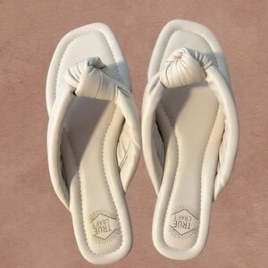 True Craft Women's Knotted Cream Sandals